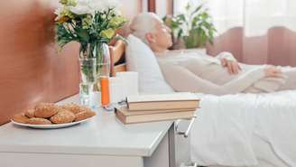 Familiares e cuidadores costumam buscar orientações sobre o que fazer no dia a dia para diminuir o risco de trombose em idosos acamados – depositphotos.com / IgorVetushko sem recorrer apenas a remédios