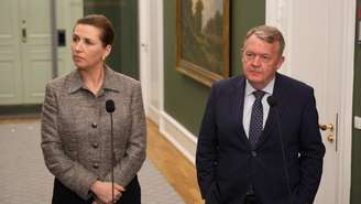 A primeira-ministra dinamarquesa, Mette Frederiksen (à esquerda), e seu ministro das Relações Exteriores, Lars Lokke Rasmussen (à direita). Governo convocou embaixador americano na Dinamarca, em 22 de dezembro de 2025 (foto ilustrativa).