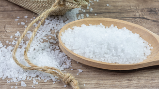 Aprenda a fazer a limpeza energética com sal grosso