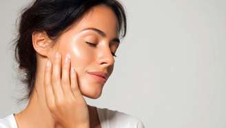 Como adaptar a rotina de cuidados e maquiagem no verão? Dermatologista reúne dicas de limpeza, hidratação e proteção