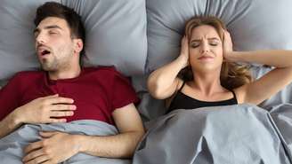 O ronco é um problema comum em diferentes faixas etárias e costuma afetar não apenas quem emite o som durante a noite, mas também quem divide o mesmo ambiente – depositphotos.com / Milkos