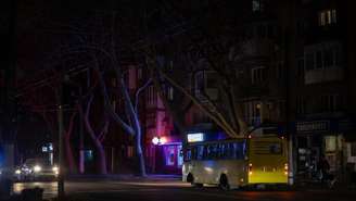 Carros circulam por uma rua durante um apagão na cidade de Odessa, no sul da Ucrânia, em 22 de dezembro de 2025.