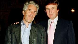 Jeffrey Epstein (à esquerda na imagem) e Donald Trump em Mar-a-Lago, Palm Beach, em 1997.