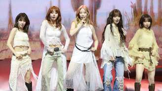 O grupo de K-pop Le Sserafim durante um evento promocional do seu quinto miniálbum Hot, em Seul, a 14 de março de 2025.