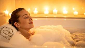 Banho relaxante vai além da higiene: veja como criar um ritual de autocuidado com luz, aromas, música e ingredientes naturais