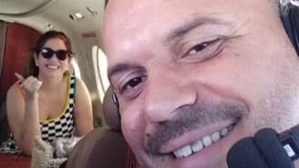 Marília Mendonça ao lado do piloto Tarciso Pessoa Viana —