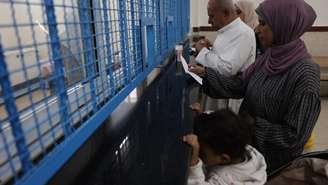 Palestinos aguardam para receber medicamentos na clínica administrada pela UNRWA no campo de refugiados de al-Shati, a oeste da Cidade de Gaza, em 28 de abril de 2025. (Ilustração)