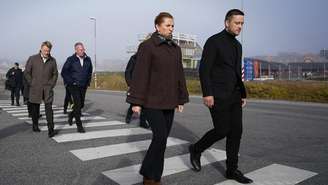 O primeiro-ministro da Groenlândia, Jens-Frederik Nielsen (à direita), e a primeira-ministra dinamarquesa, Mette Frederiksen, chegam ao centro cultural Katuaq em Nuuk, Groenlândia, em 24 de setembro de 2025. (Ilustração)