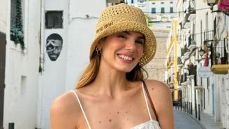 Camila Queiroz com acessórios de verão 