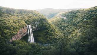 A Catedral de Pedra e o Parque do Caracol estão entre os principais cartões-postais que atraem turistas o ano todo – depositphotos.com / diegograndi