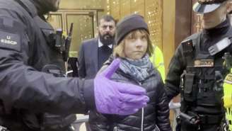 Greta Thunberg foi presa durante um protesto no centro de Londres, informou o grupo de protesto Prisioneiros pela Palestina.