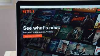 Enquanto rumores de fusões circulam, a realidade de 2025 mostra Netflix e Warner competindo – depositphotos.com / sitthiphong