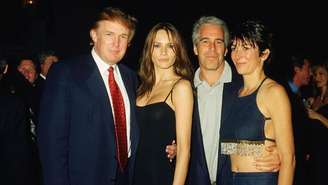 Donald Trump, Melania Trump, Jeffrey Epstein et Ghislaine Maxwell em Mar-a-Lago, na Flórida, em fevereiro de 2000.