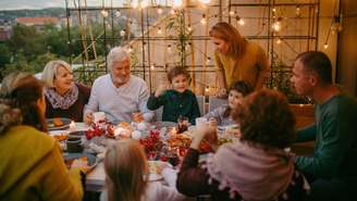 Perguntas indiscretas e comentários atravessados são comuns em reuniões de fim do ano; veja como a comunicação assertiva pode ajudar