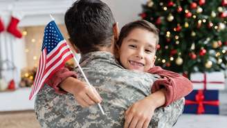 Nos Estados Unidos a atmosfera natalina se espalha por semanas, com enfeites nas casas, músicas temáticas em lojas e ruas com decoração – depositphotos.com / IgorVetushko