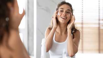 Muitos profissionais da área ressaltam a importância do uso do protetor solar como etapa indispensável, independentemente do clima ou da estação do ano – depositphotos.com / Milkos