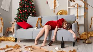 A ressaca de Natal é o resultado da combinação entre alto consumo de álcool, alimentação pesada e, muitas vezes, poucas horas de sono – depositphotos.com / serezniy
