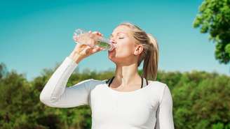 Priorizar alimentos frescos, hidratar-se bem e moderar proteínas de origem animal são passos importantes para manter o ácido úrico sob controle – depositphotos.com / stivog