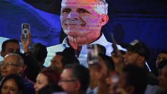 A imagem de Nasry Asfura durante o anúncio da Comissão Eleitoral Nacional de sua vitória na eleição presidencial de Honduras, na quarta-feira, 24 de dezembro de 2025.