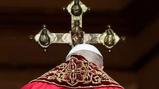 Papa Leão XIV deixa a sacada após pronunciar a tradicional benção Urbi et Orbi — à cidade e ao mundo — a partir do balcão principal da Basílica de São Pedro, no Vaticano, em 25 de dezembro de 2025.