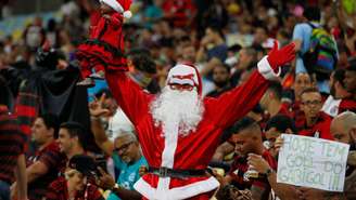 Torcedor do Flamengo fantasiado de Papai Noel em jogo da Série A de 2019