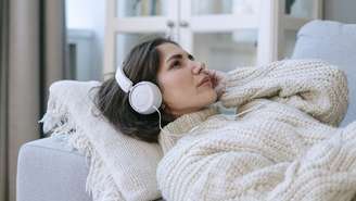 Estudo mostra que as músicas pop estão mais negativas, repetitivas e introspectivas nos últimos 50 anos; entenda como refletem nas emoções