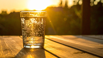 A água com gás, assim como a opções tradicional, é rica em minerais e livre de adoçantes ou aromatizantes artificiais