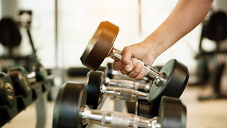 Saiba como ajustar carga e repetições na academia