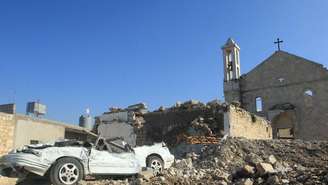 Destroços da igreja de São Jorge, em Yaroun, no sul do Líbano, atingida por ataques israelenses após a missa de Natal, em 25 de dezembro de 2025.