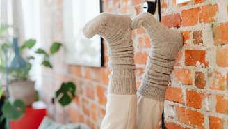 Descubra por que repetir meias pode colocar sua saúde em risco e saiba como manter os pés limpos, confortáveis e livres de fungos