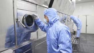 Chineses fabricam medicamentos em Lianyungang, no leste chinês. País investiu pesado em pesquisas farmacêuticas. (20/12/2022)