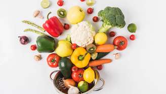 Estudos indicam que a variedade de cores no prato vai além da estética e pode ajudar no controle de processos inflamatórios ligados a doenças crônicas – depositphotos.com / MicEnin