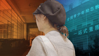 Uma colagem digital mostra a jovem chinesa Baobao de perfil e de costas, usando óculos e um boné cinza. À esquerda, há uma imagem em tom alaranjado de um corredor com grades nas janelas; à direita, uma imagem em tom azulado da fachada da escola que ela frequentou, com corredores abertos protegidos por grades e inscrições em chinês