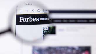 Mais do que listas de bilionários, a Forbes construiu prestígio com jornalismo econômico focado em números, desempenho empresarial e tendências que influenciam decisões no mundo corporativo – depositphotos.com / postmodernstudio