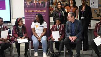 O primeiro-ministro britânico, Keir Starmer, visitou uma escola de Londres para discutir com alunas adolescentes meios de combater a violência contra elas. 17 de dezembro de 2025