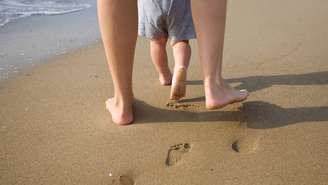 Quem tem bebês ou crianças em casa, durante os dias de sol forte do verão, deve redobrar os cuidados com a pele sensível, então veja as dicas