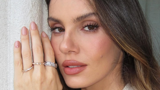 Camila Queiroz com unhas para Réveillon 