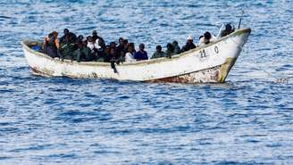 Um navio da Guarda Costeira da Espanha reboca uma embarcação com migrantes a bordo em direção ao porto de Arguineguín, na ilha de Gran Canária, Espanha. Imagem de arquivo, de 25 de dezembro de 2024.