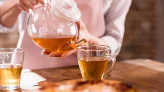 A lúcia-lima apresenta folhas estreitas, alongadas e dispostas em grupos de três ao longo do caule –