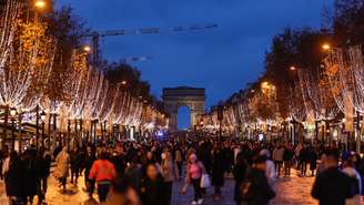 A avenida Champs-Élysées, em Paris, será mais uma vez tomada pelo público para celebrar a virada do ano (imagem ilustrativa, de 7 de dezembro de 2025).
