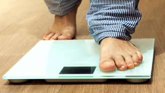 Nas últimas décadas, o excesso de peso passou a ter tratamento cada vez mais como uma condição crônica, que exige acompanhamento contínuo – depositphotos.com / Javidestock