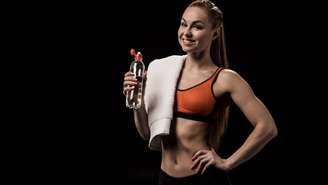 Aprender os movimentos, cuidar da postura, manter a hidratação e respeitar o descanso ajudam a evitar lesões e tornam a adaptação ao treino muito mais tranquila – depositphotos.com / NatashaFedorova