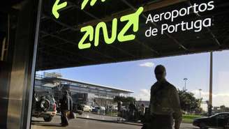 Imagem ilustrativa de um passageiro acessando o Aeroporto Humberto Delgado, em Lisboa.