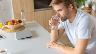 Uma forma simples e amplamente usada para estimar o consumo diário de água é baseada no peso corporal – depositphotos.com / VitalikRadko