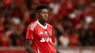 Vitão em ação pelo Internacional