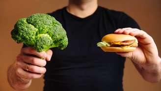 Quando se fala em o que se deve evitar comer em dias extremamente quentes, destacam-se principalmente frituras, carnes muito gordas, refeições volumosas e produtos industrializados ricos em sódio – depositphotos.com / marianlogoyda