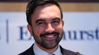 O prefeito eleito da cidade de Nova York, Zohran Mamdani, discursa durante uma coletiva de imprensa no Elmhurst Hospital Center, no bairro do Queens, em 30 de dezembro de 2025.