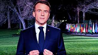 Esta captura de tela tirada do canal de televisão francês France 2 em 31 de dezembro de 2023 mostra o discurso de Ano-Novo do presidente Emmanuel Macron aos franceses.