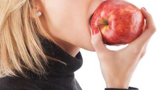A maçã sem casca também faz bem, mas se você deixá
