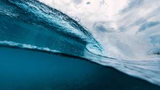 A Marinha do Brasil está pedindo cuidado ao tentar pular as sete ondas de Iemanjá, pois o mar do Rio está com ressaca e ondas muito altas